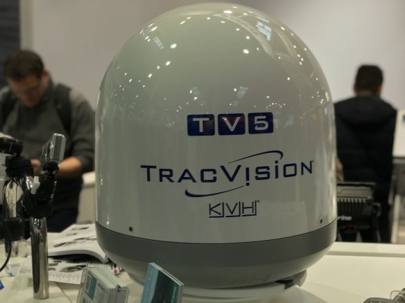 KVH TracVision TV5 mit IP-TV-Hub B & autom. Skew-Einstellung