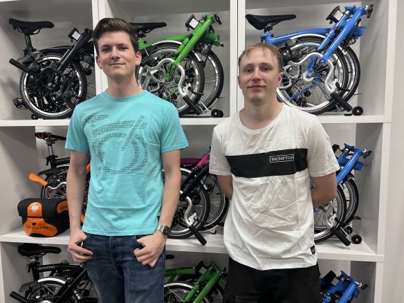 Brompton Tee T-Shirt Logo Collection weiss mit schwarzem Logo Streifen (rechts) Brompton Tee T-Shirt Logo Collection weiss mit schwarzem Logo Streifen (rechts)