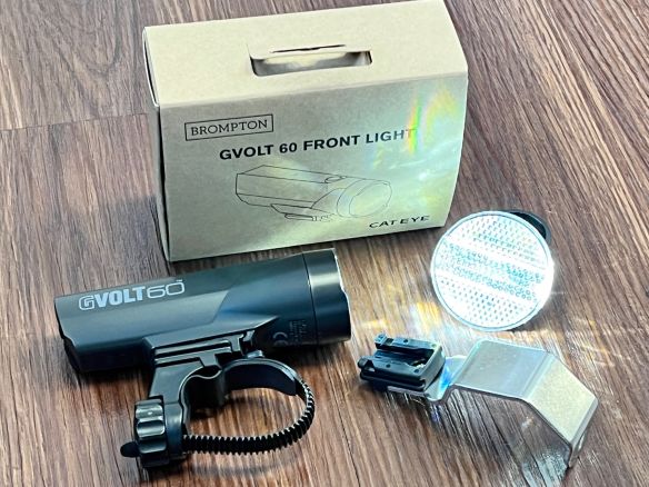 Brompton CAT EYE GVOLT 60 Akku Front Scheinwerfer inkl. Halter für Vorderradmontage Brompton CAT EYE GVOLT 60 Akku Front Scheinwerfer inkl. Halter für Vorderradmontage