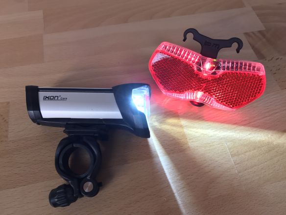B&M Batterielicht Set Ixon Core 50 Lux und Premium Rücklicht B&M Batterielicht Set Ixon Core 50 Lux und Premium Rücklicht