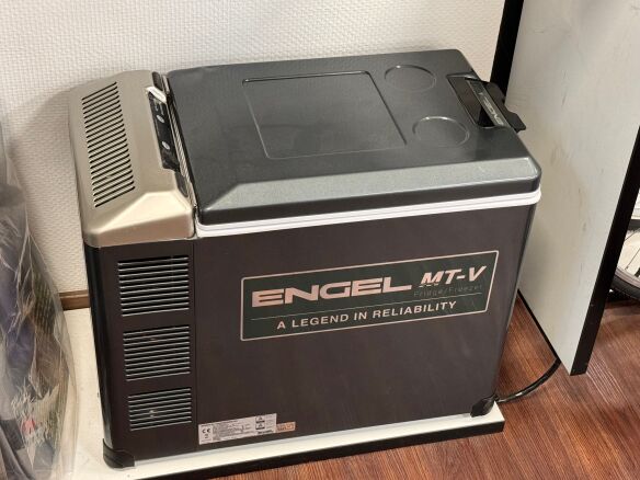 Engel MT 45 F-V mit Beulen und farbigem Abdeckung Engel MT 45 F-V mit Beulen und farbigem Abdeckung