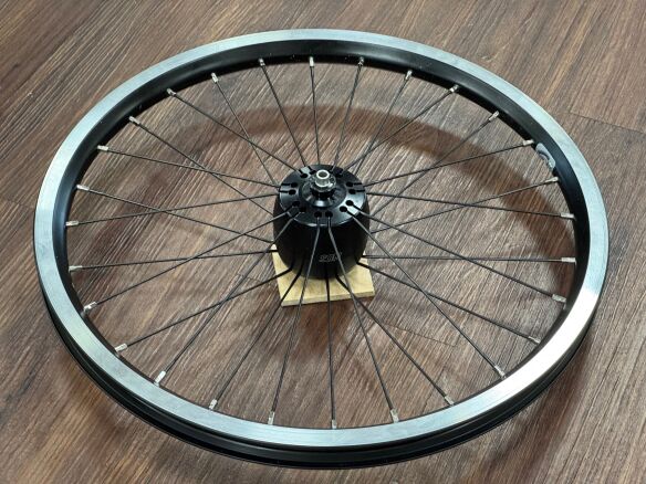 SON Brompton Vorderrad 28 Speichen Laufrad mit S.O.N Nabendynamo C/P Line SON Brompton Vorderrad 28 Speichen Laufrad mit S.O.N Nabendynamo C/P Line