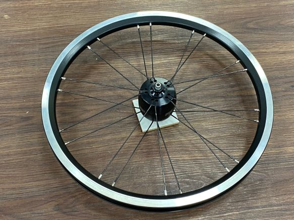 SON Brompton Vorderrad 20 Speichen Laufrad mit Nabendynamo C/P Line SON Brompton Vorderrad 20 Speichen Laufrad mit Nabendynamo C/P Line