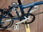Brompton C Line 12-Gang Ocean Blau mittlerer Lenker SILBER gepimmt
